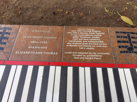 Piano Park Bench, Moonta - Sydney 4u 1