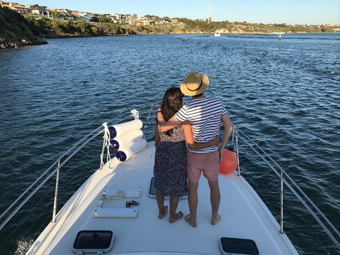 Cruising The  Swan River In At Sunset With Boutique Cruise - Sydney 4u 2