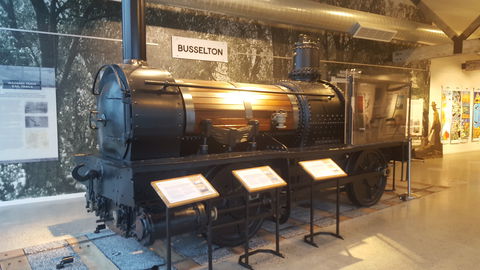Railway House And Ballaarat Steam Engine - Sydney 4u 0