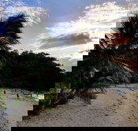 Small-Group Queensland Full-Day Sail Retreat Experience