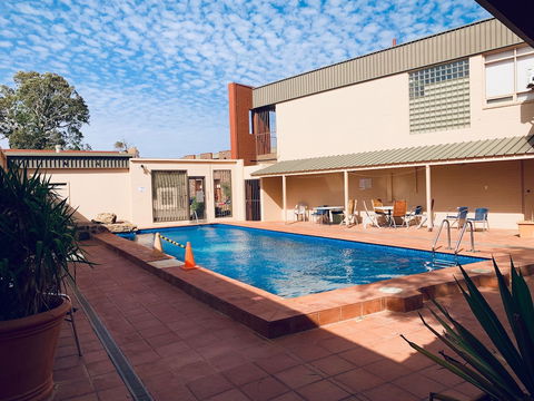 Desert Cave Hotel - Sydney 4u 1