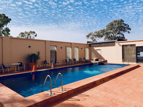 Desert Cave Hotel - Sydney 4u 3