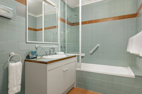 Quest Waterfront Serviced Apartments - Accommodation Sydney 6