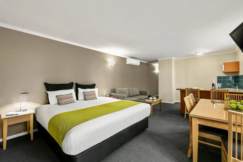 Quest Waterfront Serviced Apartments - Accommodation Sydney 5
