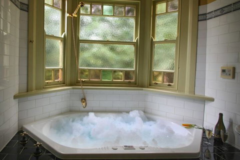 Moments Mountain Retreat - Sydney Resort 4