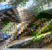 Wisteria Cottage and Cabins - Accommodation Sydney
