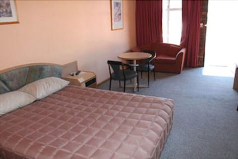 Nandewar Motor Inn - Sydney 4u 5