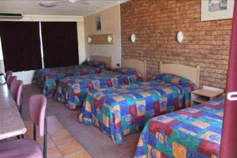 Nandewar Motor Inn - Sydney 4u 3