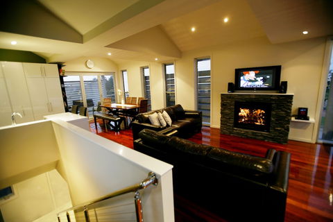 Aloha Beachfront - Accommodation Sydney 5