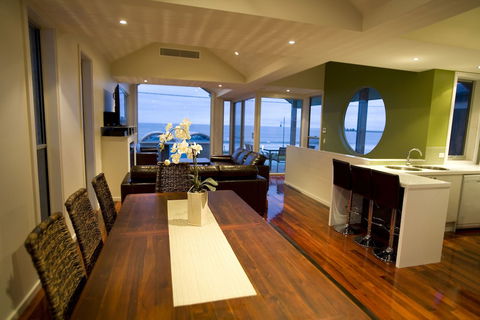 Aloha Beachfront - Accommodation Sydney 6