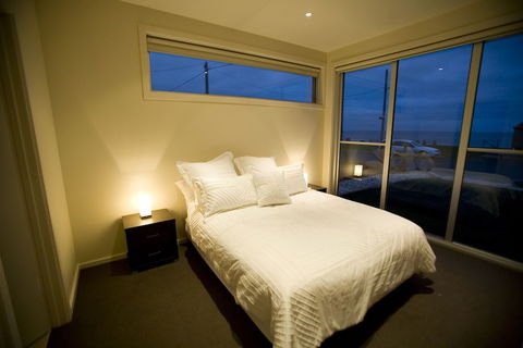 Aloha Beachfront - Accommodation Sydney 3