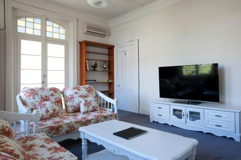 Lowena Cafe And Accommodation - Accommodation Sydney 6