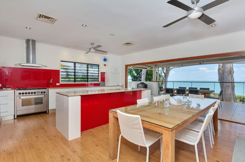 Seascape Luxury Beachfront Holiday House - Accommodation Sydney 2