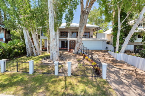 Seascape Luxury Beachfront Holiday House - Accommodation Sydney 3
