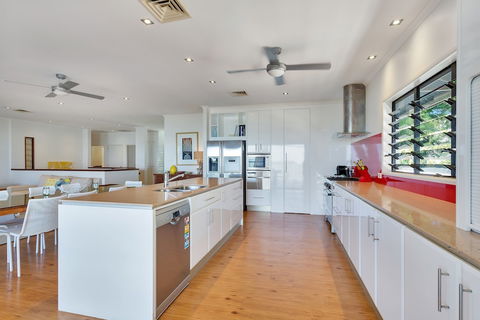 Seascape Luxury Beachfront Holiday House - Accommodation Sydney 4