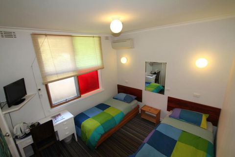 Bunkhouse Motel - Sydney 4u 6