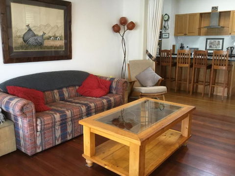 A Homestead On Market - Sydney 4u 1