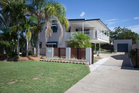 City Beach Holiday House - Accommodation Sydney 0