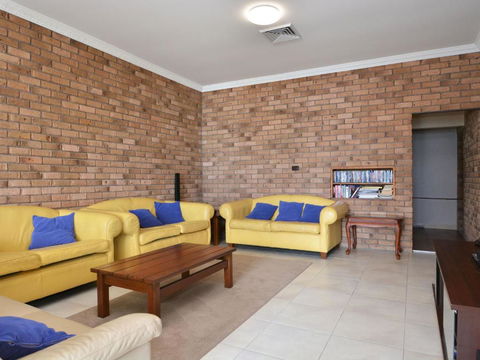 The House On The Lake At Fishing Point Lake Macquarie Honestly Put The Line In & Catch Fish - Sydney 4u 1