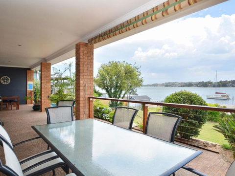 The House On The Lake At Fishing Point Lake Macquarie Honestly Put The Line In & Catch Fish - Sydney 4u 4