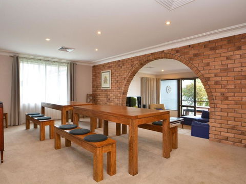 The House On The Lake At Fishing Point Lake Macquarie Honestly Put The Line In & Catch Fish - Sydney 4u 5