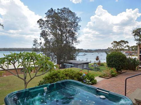 The House On The Lake At Fishing Point Lake Macquarie Honestly Put The Line In & Catch Fish - Sydney 4u 2