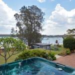The House On The Lake At Fishing Point Lake Macquarie Honestly Put The Line In & Catch Fish - Sydney 4u 0