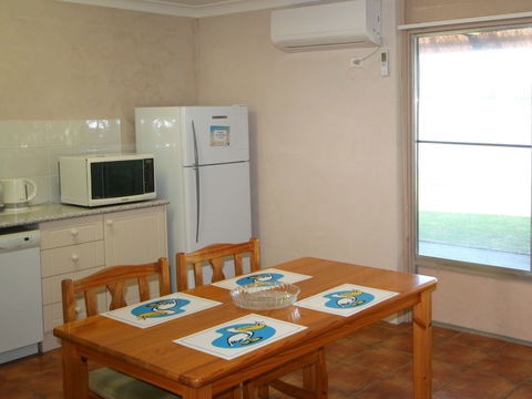 Lake Edge Holiday Units - Sydney 4u 0