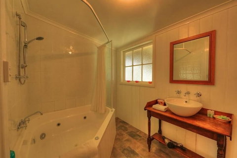 Grace's Spa Cottage - Accommodation Sydney 3