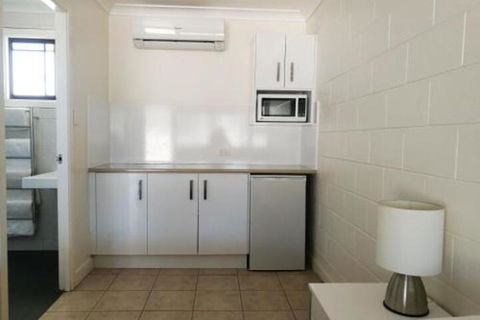 Augathella Motel & Caravan Park - Sydney 4u 3