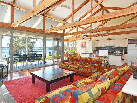 Morisset Bay Waterfront Views Lake House Looking Over Trinity Marina - Sydney 4u 6