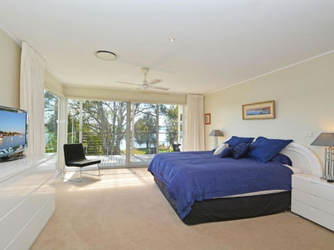 Morisset Bay Waterfront Views Lake House Looking Over Trinity Marina - Sydney 4u 5