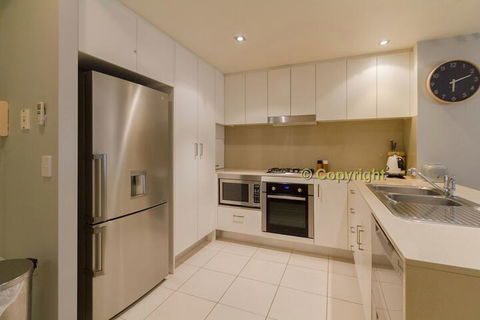 A Deluxe Swim Up Drift Apartments South - Sydney 4u 3