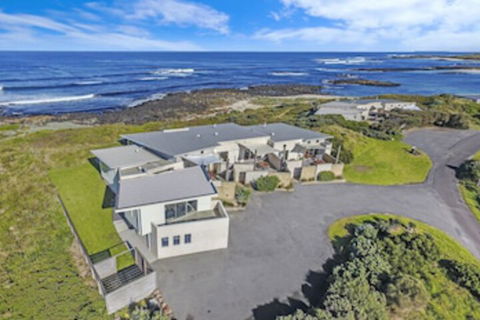 HEARNS BEACHSIDE VILLA 2 - Accommodation Sydney 0