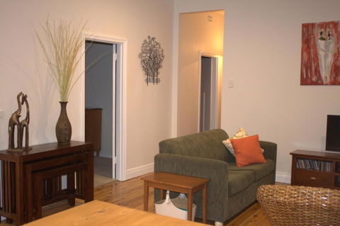 The Yellow Daisy - Accommodation Sydney 5