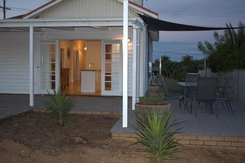 The Yellow Daisy - Accommodation Sydney 3