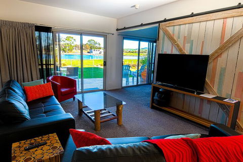Ulverstone River Edge Apartments - Sydney 4u 5