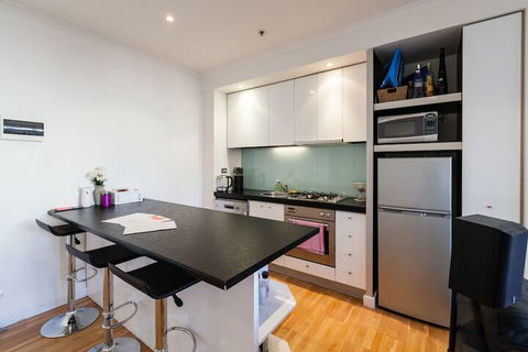 CLAUDE, 2BDR Melbourne Apartment - Accommodation Sydney 3