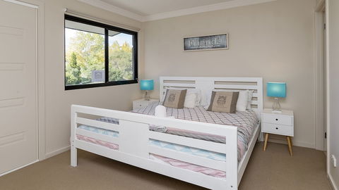 Khione 1 - Modern & Spacious With Views Towards Lake Jindabyne & The Mountains Beyond - Accommodation Sydney 0