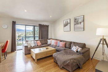 Khione 1 - Modern & Spacious With Views Towards Lake Jindabyne & The Mountains Beyond - Accommodation Sydney 2