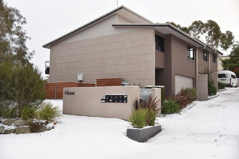 Khione 1 - Modern & Spacious With Views Towards Lake Jindabyne & The Mountains Beyond - Accommodation Sydney 6