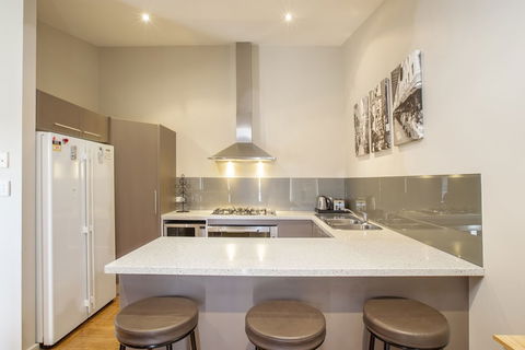 Khione 1 - Modern & Spacious With Views Towards Lake Jindabyne & The Mountains Beyond - Accommodation Sydney 4