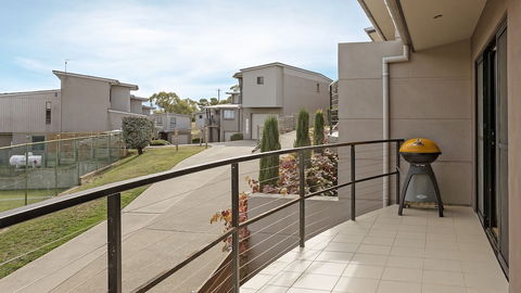 Khione 1 - Modern & Spacious With Views Towards Lake Jindabyne & The Mountains Beyond - Accommodation Sydney 1