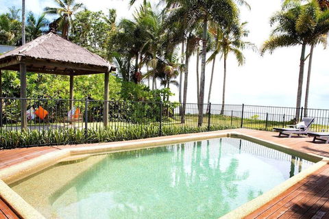 Absolute BeachFront Bliss @ Newell Beach - Accommodation Sydney 4