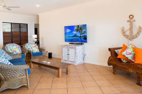 Absolute BeachFront Bliss @ Newell Beach - Accommodation Sydney 5
