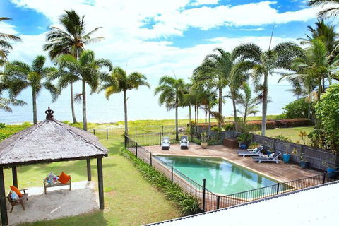 Absolute BeachFront Bliss @ Newell Beach - Accommodation Sydney 3
