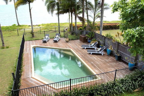 Absolute BeachFront Bliss @ Newell Beach - Accommodation Sydney 2