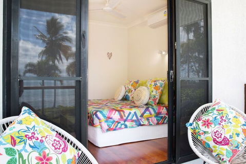 Absolute BeachFront Bliss @ Newell Beach - Accommodation Sydney 6