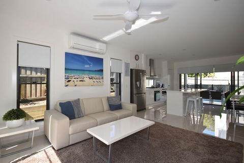 Holiday With A View Lowry Street - Accommodation Sydney 3