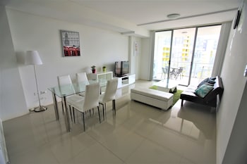 Sunny Mascot - Accommodation Sydney 0